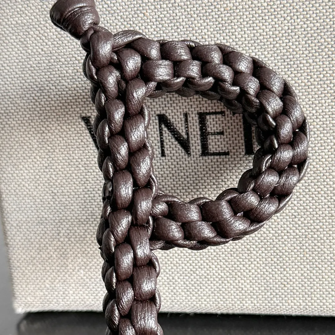 Batch 420 Let’s see what new cute little thing BV has released~ It’s this letter pendant, which is different from the puppy pendant. The weaving of this letter is more three-dimensional, and the material is very solid, and it is not easy to deform even if it is folded. Style number: P